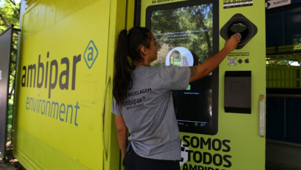 domingo-reciclagem-maquina-oferece-cashback-por-itens-descartados-em-santa-barbara-20251227122439000___media_library_original_1200_675